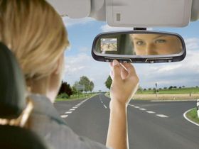 MirrorPilot: GPS built into rearview mirror